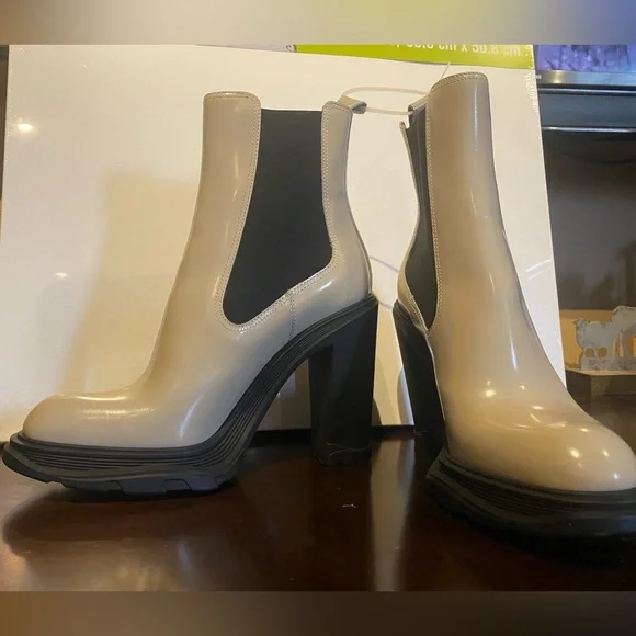 ✨SALEEEE✨ Alexander McQueen Leather Chelsea Block-Heel Booties - Picture 4 of 16